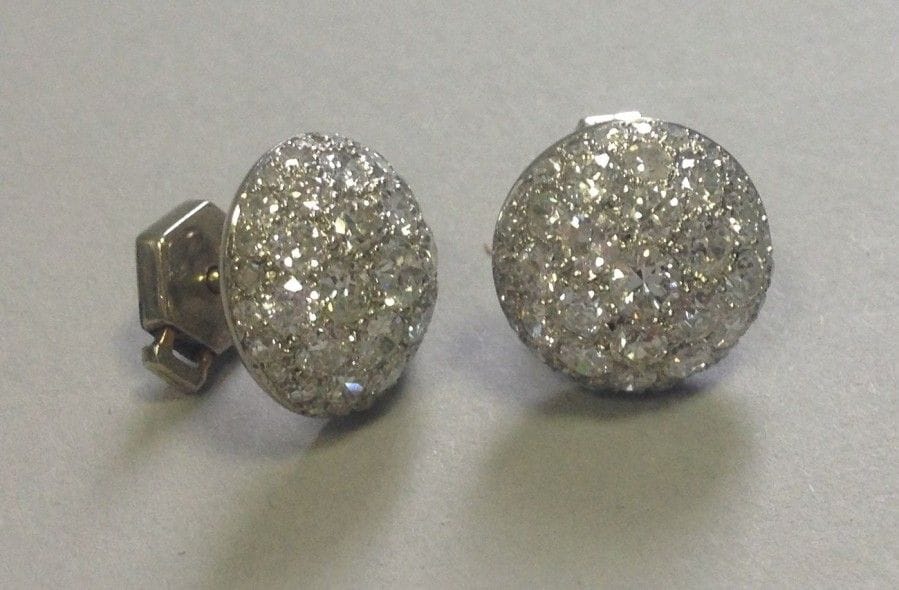 Paire de boutons d'oreilles demie boule en or gris 18K (750°/°°) pavés de brillants. Poids brut: 5,85 g