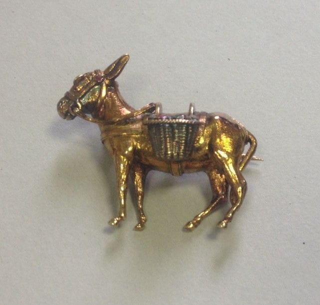 Broche âne en or 18K (750°/°°) partiellement sertie de pierres de couleur. Poids brut: 13,10 g