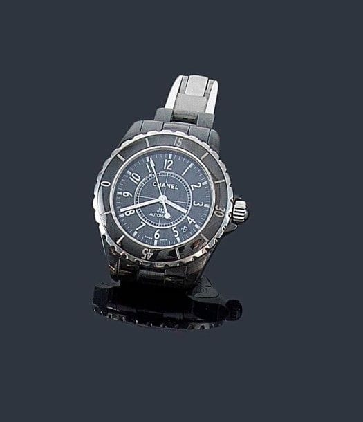 CHANEL
Montre de dame, modèle J12 en céramique, cadran noir, index chiffres arabes, mouvement quartz, bracelet céramique à boucle déployante. 
Dans son écrin. Accompagnée de sa facture d'achat et de son certificat d'authenticité.