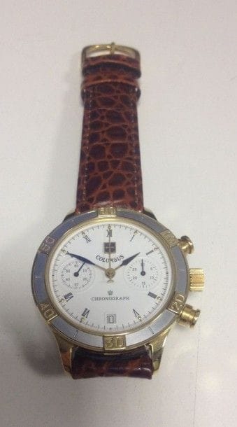 COLUMBUS
Montre bracelet d'homme, chronograph, en métal doré, cadran blanc chiffres romains, date à 6H. Compteur de minutes à 3H, trotteuse à 9H, bague extérieure argentée, fonctionne.