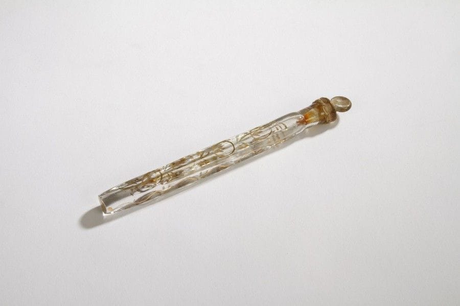Flacon à parfum de corset en verre.
France, XVIIIe siècle. 
Longueur: 15,3 cm