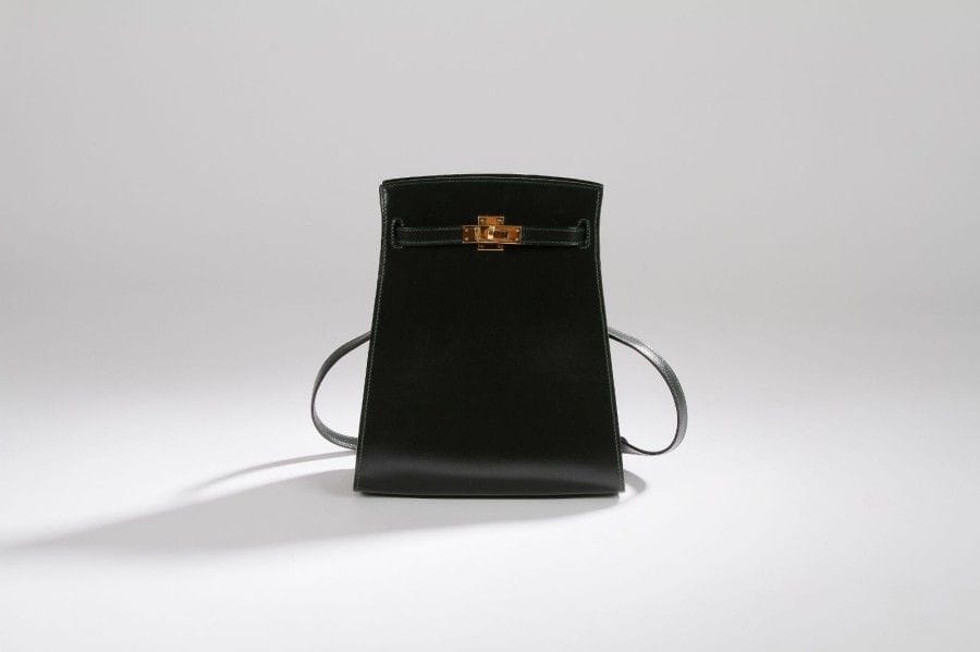HERMES
Sac bandoulière, modèle «Kelly sport», en cuir vert.
Avec housse.