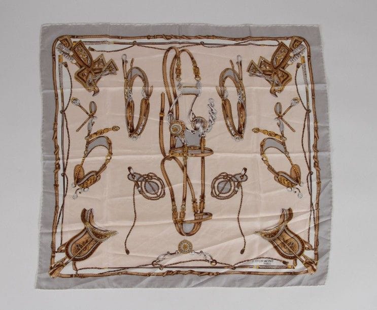 Un carré Hermès et un foulard:
«Le Mors à la conétable», fond bleu marine.
Foulard en soie J. d'Ormont - Paris