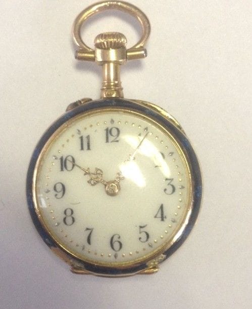 Montre de col en or jaune 18K (750 ?), fond blanc, index chiffres arabes peint, le revers émaillé d'un semis de fleurettes dont certaines rehaussée de diamants taillés en roses. 
Travail français antérieur à 1919. Poids brut: 15 g (manques à l'émail, mouvement à réviser)