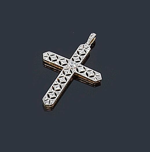 Pendentif-croix en or jaune et gris 18K (750 ?), ajouré, serti de diamants de taille ancienne et de diamants taillés en roses. Dimensions: 4,5 x 2,7 cm environ. Poids brut: 4,2 g
