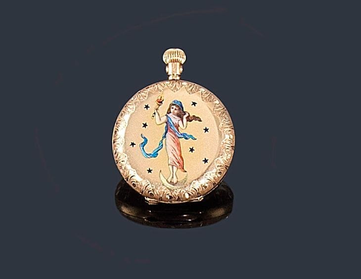 S. FISSEMAN & Cie Bangkok
Montre de poche en or jaune 14K (585 ?), fond blanc, index chiffres romains, la face ornée d'un décor émaillé figurant une jeune fille tenant une torche, le revers orné d'un décor de fleurettes. 
Diamètre: 3 cm environ. Poids brut: 24,7 g
