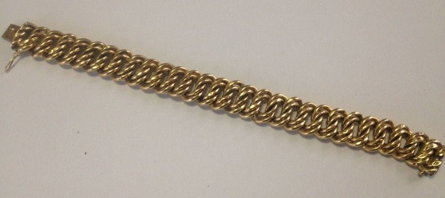 Bracelet souple en mailles d'or jaune 18K (750 ?). 
Longueur: 21 cm environ. Poids: 32,7 g