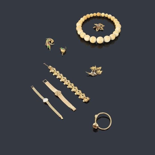 Montre de dame en or jaune 18K (750 ?), cadran rond, fond satiné, index chiffres romains, bracelet ruban en or jaune 18K (750 ?), mouvement mécanique. Cadran signé Eska, numéroté 305193 77 68. 
Longueur: 15,5 cm environ. Poids brut: 27,1 g (déformation, remontoir métal)