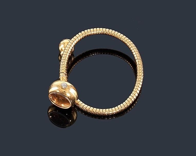SYGMA
Montre de dame en or jaune 18K (750 ?), boîtier semi-sphérique, fond satiné, index bâtons, bracelet en or jaune tubogaz, mouvement mécanique. Signée. Poids brut: 19,5 g (réparation, remontoir métal)