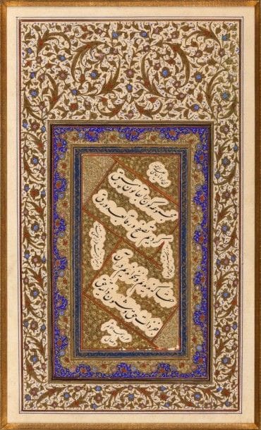Quatrain poétique de Djami
Poésie persane, encadrée de filets orangés et dorés, en écriture nasta'liq en oblique à l'encre noire, dans des nuages dentelés sur fond doré fleuri. Chaque écoinçon, de la droite à la gauche, donne le nom du poète «Djami», suivi du jour «mardi», du nom du calligraphe «Vesal», du lieu «Chiraz» et de la date «1248 H./1832».
État: petits éclats sur la marge.
