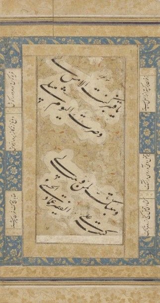 Poésie arabe signée «al - Faqir Emad al - Hasani», Iran fin XVIe - début XVIIe siècle
Texte poétique en nasta'liq de trois lignes en arabe à l'encre noire dans des nuages dentelés en réserve sur fond doré floral. Signature sur la quatrième ligne en bas à gauche: «le pauvre Emad al - Hasani». Calligraphie remontée sur une page d'album cartonnée à encadrements variés recomposés et découpés dont un de cartouches poétiques alternés de tiges végétales dorées sur fond bleu.
Dim. page: 23 x 12,2 cm.
État: partie de pages d'album recomposé.
A calligraphic album page, Iran, signed «al - Faqir Emad al - Hasani» late 16th - early 17th century
