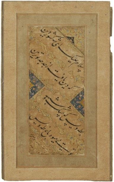 Quatrain poétique en persan signé «al - Faqir al - Haqir Emad al - Hasani», Iran, fin XVIe - début XVIIe siècle
Quatrain poétique remonté sur une page d'album cartonnée à marges beiges. Texte en diagonale en nasta'liq à l'encre noire dans des nuages dentelés en réserve sur fond doré floral, aux écoinçons bleus à tiges florales. Signature en bas à gauche, en plus petit: «de la main du pauvre Emad al - Hasani».
Dim.: 22 x 13,5 cm.
État: enluminure probablement plus tardive.
A nasta'liq quatrain, Iran, signed «al - Faqir al - Haqir Emad al - Hasani», late 16th - early 17th century
