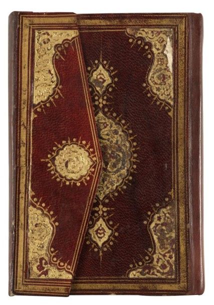 Livre de prière, Dala'il al - Kheyrat, Turquie ottomane, signé et daté 1112 H./1700
Manuscrit en arabe sur papier blanc et rose, de onze lignes par page, en naskhî à l'encre noire et quelques mots en rouge. Texte orné des rosettes dorées de fin de versets, et enluminé d'un petit frontispice en unwân, surmonté d'une arcature polylobée meublée de rinceaux dorés sur fond polychrome. Illustré d'une représentation des tombeaux du prophète et de ses successeurs à Médine. Le colophon achevé en triangle garni de rinceaux fleuris polychromes et dorés, donne le nom du calligraphe «Ahmad ibn Hasan, connu sous le nom ibn Al - Sheikh, un de ses élèves Darvish Ali Hamid, et la date: 6 Moharram 1112 H./1700», suivi d'une prière. Reliure à rabat en cuir grenat à décor estampé, doré et découpé d'un médaillon central à appendices dorés de rinceaux hatay, intérieur des plats peints en vert et rose moucheté d'or.
Dim. reliure: 16,2 x 12, 5 cm.
État: frontispice coupé et déchiré, usures, quelques taches, manque sur la reliure.
An Ottoman Dala'il al - Kheyrat, Turkey, signed and dated 1112 H./1700