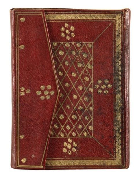 Manuscrit religieux, Turquie ottomane, fin XVIIIe - début XIXe siècle
Manuscrit sur papier comprenant les 4 premières et les 10 dernières sourates intercalées avec des prières. Texte en écriture naskhî de neuf lignes par page à l'encre noire, et orné de rosettes dorées de fin de verset. Enluminé d'un petit frontispice dessinant une arcature fleuronnée bleue meublée de rinceaux dorés. Au milieu du manuscrit, les différents noms de Dieu sont disposés en tableaux dorés suivi de six folios de prières dans des mandorles dorées. Les cinq derniers folios sont inachevés. Reliure à rabat en cuir grenat à décor estampé ponctués de cercles et doré, intérieur en papier ébru vert.
Dim.: 12 x 8,5 cm.
État: petites consolidations.
A religious manuscript, Turkey, Ottoman, late 18th - early 19th century