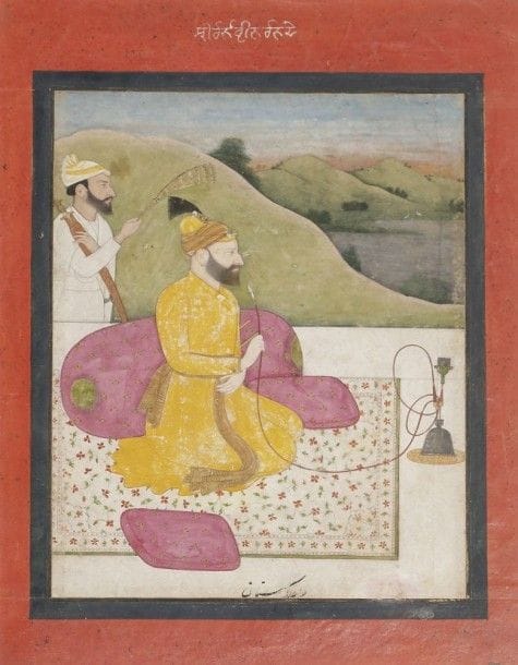 Raja sur une terrasse fumant le huqqa, Inde du Nord, Haut Pendjab, XIXe siècle.
Gouache sur page d'album à marges rouges et encadrement bleu foncé. Inscription en nagari en haut de la marge, et inscription persane à l'encre noire en bas «Kouhestan/Montagne». Dans un paysage montagneux, le raja coiffé d'un turban et d'une robe jaune, appuyé contre un coussin posé sur un tapis, fume le huqqa. Derrière lui, un serviteur tenant un talwar l'évente avec un morchal.
Dim. miniature: 17,5 x 13,5 cm; page d'album: 23 x 17 cm.
État: encadré sous verre, petites taches, pliures, usures de la peinture.
Raja smoking a huqqa, North of India, Upper Punjab, 19th century