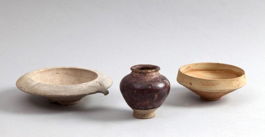 Trois céramiques persanes médiévales, XIIe - XVe siècles
Deux coupes en terre cuite, l'une à large rebord et bec verseur, et un vase globulaire recouvert d'une glaçure monochrome aubergine.
Haut. vase: 10,5 cm; coupes: 14 cm.
Three medieval Persian potteries, 12th - 15th century
