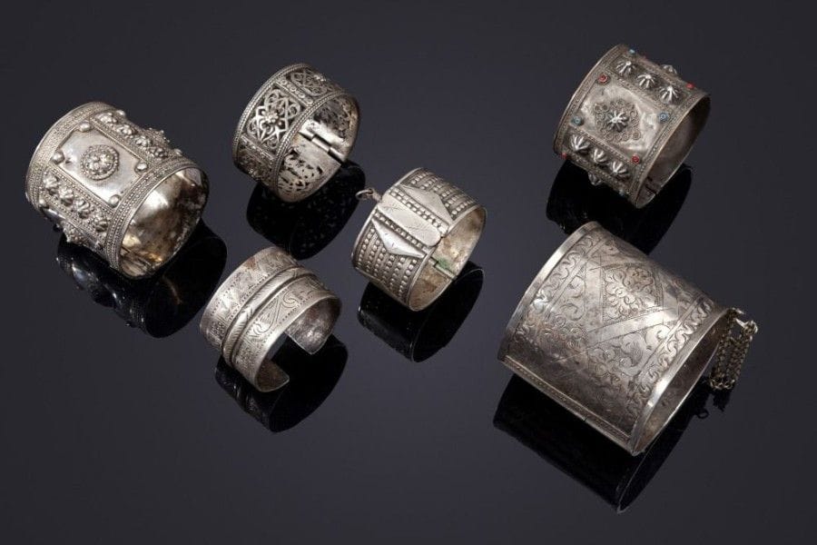 Cinq bracelets et une chevillière en métal argenté, Algérie, début XXe siècle
Grande chevillière à charnière à décor de registres ciselés ou unis; bracelet à charnière à cabochons de fleurs et encadrement en granulation; trois autres bracelets à charnière, un à registre perlé et à losanges, un autre à cabochons argent ou incrustés de perles bleues et rouges; le troisième, Aurès, ajouré à fleurs appliquées; le dernier ouvert à bourrelet central et motifs géométriques ciselés.
Diam: entre 5 et 8,5 cm.
État: légers enfoncements sur certains, frottements du métal.
Pour un exemple très similaire au dernier, voir H. Camps Fabrer, Bijoux berbères d'Algérie, Edisud, 1990, p.110, fig. 203.
Five silver plate bracelets and an anklet, Algeria, early 20th century