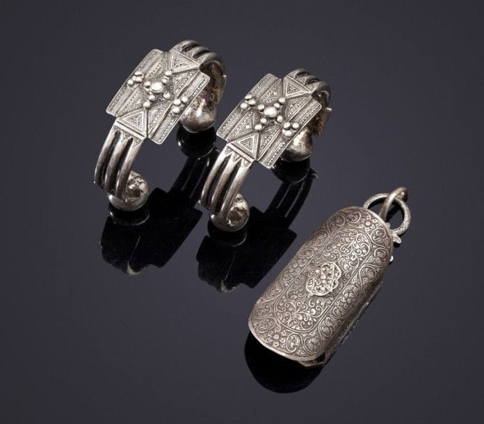 Paire de chevillières khalkhal et boucle de ceinture, fekroun, en argent, Anti - Atlas et Nord du Maroc, début XXe siècle
La paire de chevillières en argent, ouverte; elles sont composées d'une plaque rectangulaire à décor ciselé, niellé de motifs géométriques et perles appliquées; la boucle de ceinture fekroun «tortue» à décor de rinceaux ciselés et mandorle rapportée.
Diam.: 9,5 chaque et boucle haut.: 10 cm.
PB: (chevillières): 326 g et 341 g; 137g.
Two silver anklets, khalkhal and a silver belt buckle, fekroun, Atlas Moutains and North Morocco, early 20th century.
