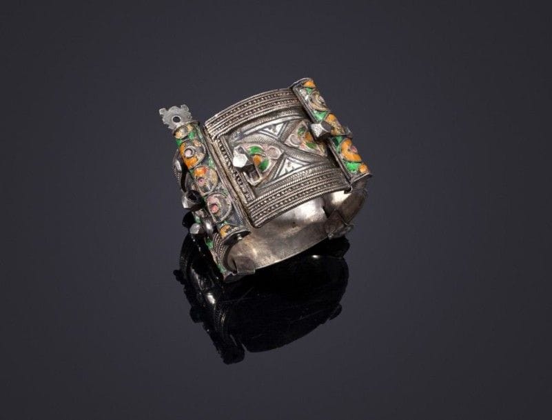 Bracelet de cheville en argent, Maroc, Anti - Atlas, tafraout ou Tiznit, XIXe siècle
Bracelet à charnière en argent en partie niellé et émaillé vert et ocre de motifs floraux et géométriques.
Diam.: 5,8 cm.
PB: 187g.
Voir pour d'autres exemples: I. Grammet, Maroc: les artisans de la mémoire, Anvers, Editions Snoeck, 2006, p. 114; catalogue de vente publique, Me Ader - Nordmann, Arts de l'Orient et de l'Inde, 28 mai 2014, lot 205.
An enameled silver anklet, Morocco, Anti - Atlas, first half of 19th century.

