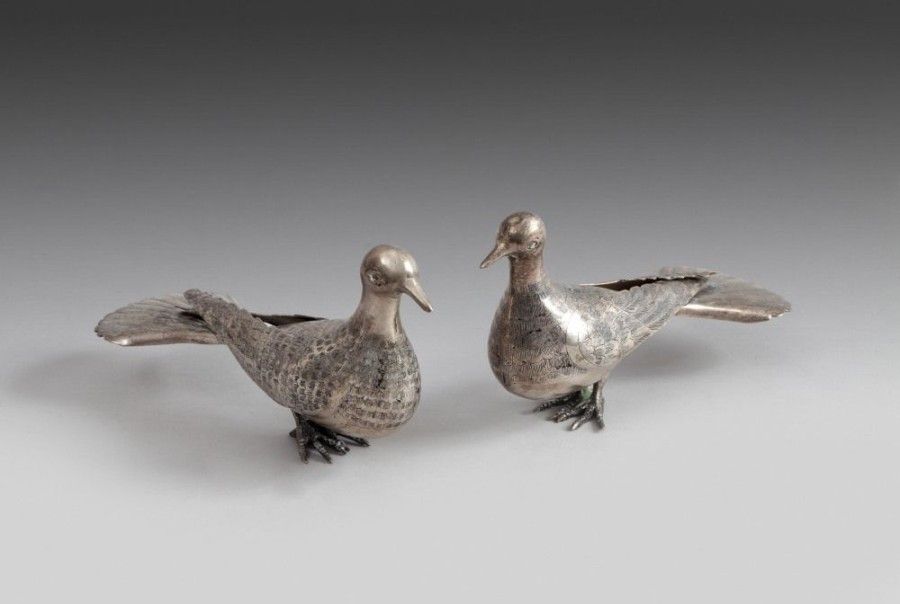 Deux colombes en métal argenté, Iran, XXe siècle
Ronde - bosse en métal argenté incisé soulignant le plumage, les yeux et les pattes des oiseaux.
Haut.: 13 cm; long.: 22 cm.
État: quelques légères rayures et frottements de la surface.
Two silver plate doves, Iran, 20th century.
