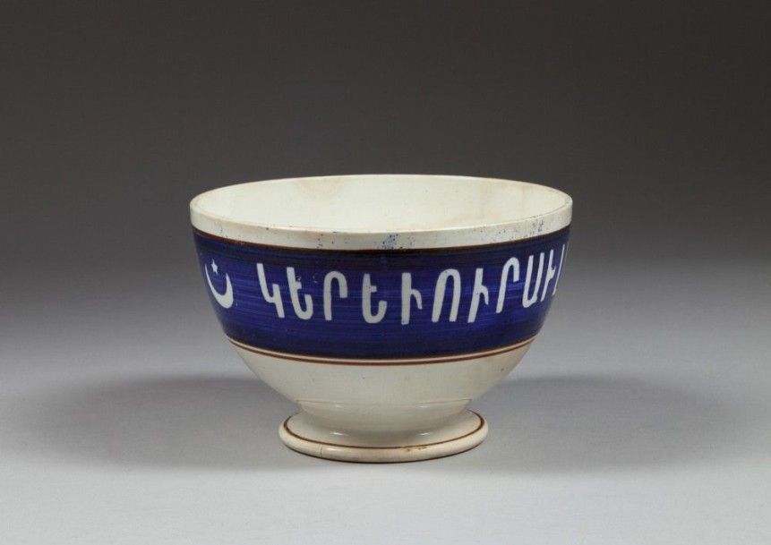 BOCH Frères

Grand bol au croissant étoilé, Belgique, La Louvière, début XXe siècle
Céramique blanche à frise à fond bleu ornée de l'inscription arménienne bolorgir «nourris - toi et sois heureux» et du croissant étoilé. À la base, la marque «Boch Fres La Louvière» entourant un lion héraldique et la mention «ARM».
Diam.: 18 cm; haut.: 11,5 cm
Éta t: légères ébréchures, frottements d'usage.
BOCH Frères, white and blue bowl with an Armenian inscription "feed yourself and be pleased", La Louvière, Belgium, early 20th century