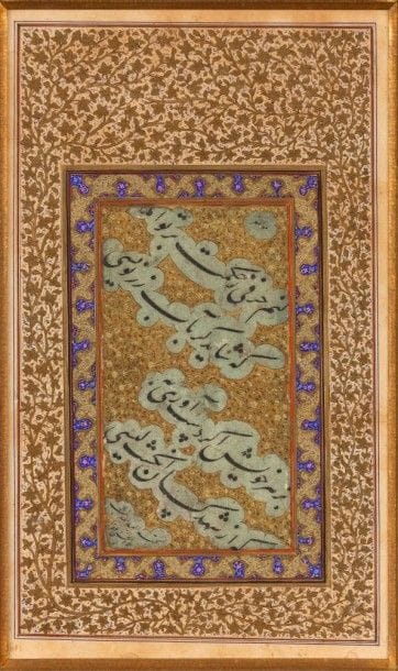 Quatrain poétique
Poésie persane, en écriture nasta'liq, en oblique à l'encre noire, dans des nuages dentelés bleus sur fond doré fleuri. Signé en bas en plus petit «Emad al - Hasani».
État: petites rayure et petites trace brunes, quelques mots coupés.
