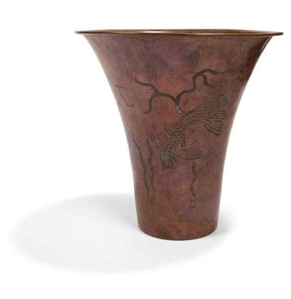Liberato ZOLA (actif entre 1914 et 1932)


Haut vase cornet très évasé.
Épreuve en dinanderie de cuivre à patine au feu, brun nuancé d'ocre. 
Décor tournant, en incrustations d'argent, de poissons chinois, d'algues et de bulles. 
Signé L. ZOLA sous la base. 
Hauteur: 19,5 cm