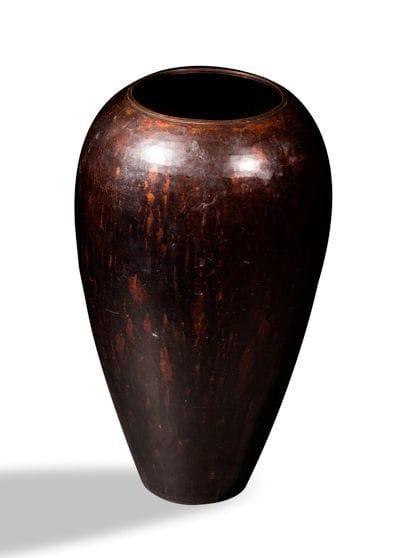 Hervé WAHLEN (né en 1957)


Haut vase ovoïde à col annulaire.
Épreuve en dinanderie entièrement montée au marteau et patinée brun richement nuancé.
Un enfoncement vers la base.
Signé Hervé WAHLEN sous la base.
Hauteur: 29 cm