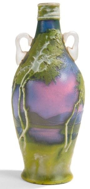 MULLER FRERES LUNEVILLE


Les Bouleaux, série des verreries dans le goût nabi 
Flacon formant vase amphore à col soliflore et à deux anses détachées, en verre incolore, collées à chaud.
Épreuve en verre multicouche au décor tournant finement dégagé à l'acide, traité vert et blanc sur fond mauve nuancé de rose.
Infimes égrenures en pourtour de la base et manque probablement un bouchon.
Signé MULLER Lunéville, en réserve gravé en camée à l'acide.
Hauteur: 14 cm
Provenance:
Collection Mme K., Paris