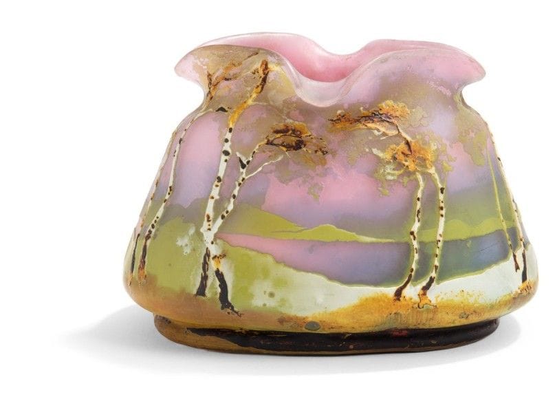 MULLER FRERES LUNEVILLE


Les Bouleaux, série des verreries dans le goût nabi
Vase bursaire oblong reposant sur talon et à col modelé à chaud.
Épreuve en verre multicouche au décor tournant finement dégagé à l'acide, traité blanc cassé, ocre, brun et vert sur fond rose nuancé de mauve.
Hauteur: 10,5 cm
Longueur: 14,5 cm
Provenance:
Collection Mme K., Paris