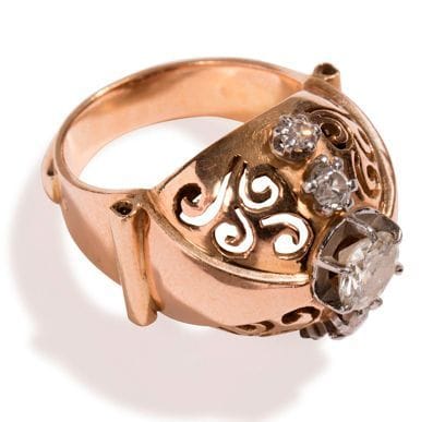 Jean DESPRES (1889-1980)


Bague en or jaune et diamants.
Le dôme présente deux quartiers au décor ajouré d'entrelacs et reçoit un gros diamant central serti de taille ancienne et quatre plus petits, en chute, de taille rose.
L'anneau est souligné d'une nervure.
Signé J. DESPRÉS, à la pointe à l'intérieur de l'anneau, et porte les poinçons de Maître Orfèvre et de garantie.
Poids brut: 11,19 g