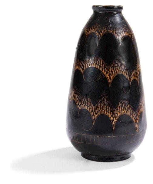 Alexandre NOLL (1890-1970)


Vase ovoïde sur talon et à col très légèrement évasé.
Épreuve en dinanderie de laiton.
Décor laqué, gravé et rehaussé, à l'imitation du bois de palmier.
Édition Évolution des années 1925.
Accidents et enfoncements épars.
Signé ANOLL dans un cartouche rectangulaire et marqué du cachet d'éditeur aux trois triangles sous la base.
Hauteur: 14 cm
Bibliographie:
Alexandre Noll - Olivier Jean-Élie et Pierre Passebon, éditions du Regard, Paris, 1999. Variante reproduite 
page 13.