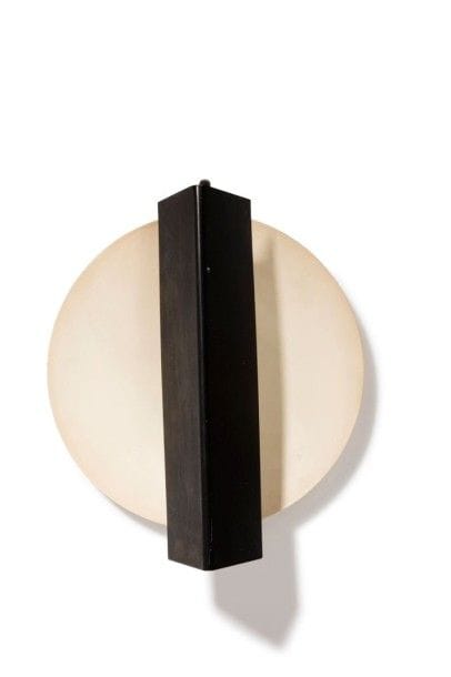 ANNEES 1950


Intéressante applique, ou plafonnier, en métal laqué noir et blanc.
Le fond circulaire légèrement creux, formant réflecteur, est fixé sur une platine murale ronde accueillant deux bras tubulaires recevant l'abat-jour plié en V.
Hauteur: 34 cm
