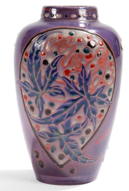 Émile GALLÉ (1846-1904)


Vigne vierge de Virginie
Vase balustre méplat à col ovalisé.
Épreuve en verre multicouche soufflé et traité violet légèrement opalescent.
Décor, réalisé aux émaux polychromes et cerné rouge, de branchages dans une réserve en forme de goutte et de baies éparses sur l'ensemble du vase.
Le col est souligné, à l'émail également, de pointillés et de motifs perlés.
Deux infimes chocs (tête d'épingle) dans l'émail.
Signé GALLÉ en rouge vers la base.
Hauteur: 14,5 cm
Provenance:
Collection Mme K., Paris