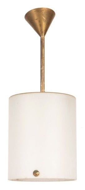 Jean Perzel (1892-1986)


Suspension cylindrique.
Le fût et le cache-bélière conique en laiton.
Le diffuseur en verre émaillé satiné et complet de sa lentille d'origine en verre prismatique. 
Années 1950/60.
Oxydations sur le cache-bélière.
Marquée JPERZEL, gravé sur le cache-bélière.
Hauteur: 53 cm
Diamètre: 21 cm