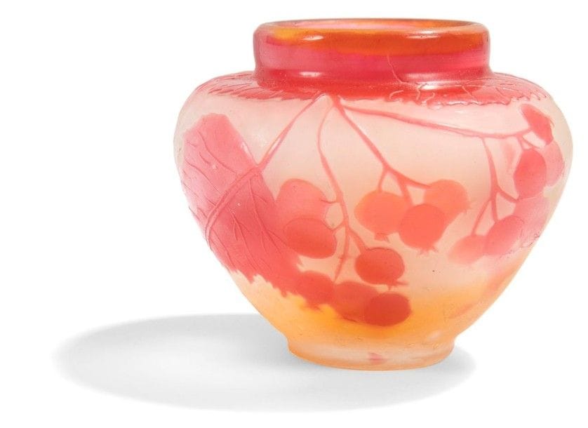 Établissements GALLÉ (1904-1936)


Sureau rouge
Vase balustre à col annulaire.
Épreuve en verre multicouche au décor dégagé à l'acide traité framboise sur fond blanc nuancé de jaune.
Signé GALLÉ à l'étoile, en réserve gravé en camée à l'acide.
Hauteur: 6 cm
Provenance:
Collection Mme K., Paris