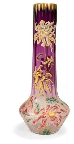 François-Théodore LEGRAS (1839-1916) ? LEGRAS & Cie ? MONTJOIE


Chrysanthèmes du Japon
Haut vase oignon, la panse évasée reçoit un long col côtelé.
Épreuve en verre clair nuancé de violet en dégradé sur le col.
Riche décor réalisé aux émaux polychromes.
Rehauts de dorure dans le décor et en chute du col.
Hauteur: 57 cm
Provenance:
Collection Mme K., Paris