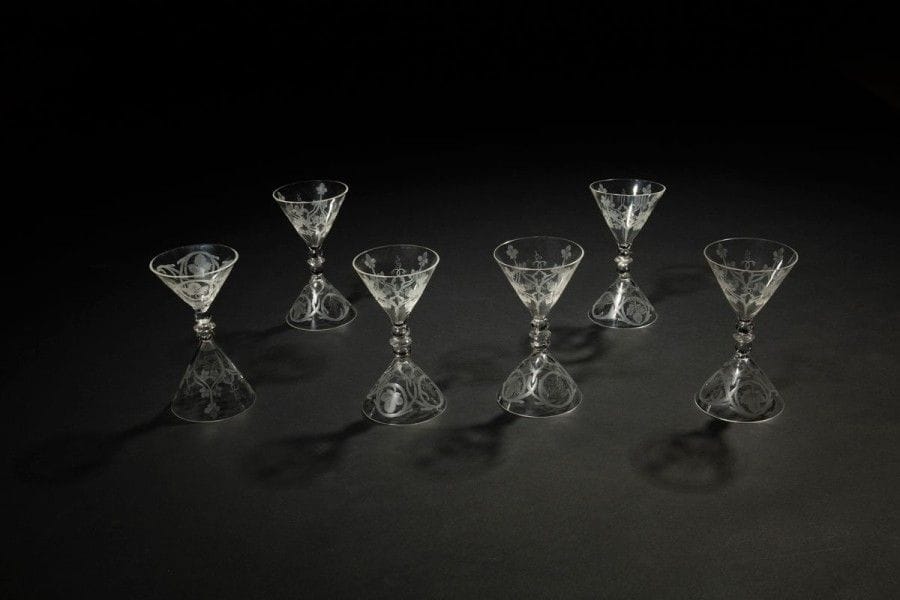 Émile GALLÉ (1846-1904)


La vigne, circa 1880
Rare suite de six verres à liqueur de forme diabolo.
Épreuves en verre blanc soufflé, les parties montées à chaud.
Décor tournant gravé à la roue.
Un verre recollé à la jointure, un autre présentant un infime éclat. 
Hauteur: 12,5 cm 
Musée et bibliographie:
Émile Gallé et le verre ? La Collection du Musée de l'École de Nancy - Collectif, éditions Somogy ? Musée de l'École de Nancy, Paris-Nancy, 2014 (2e édition). Modèle identique, sans le décor gravé, conservé dans les collections du musée de l'École de Nancy sous le numéro d'inventaire JB 81.34 (don de M. et Mme Jean Bourgogne, descendants de l'artiste) et reproduit, dans l'ouvrage cité en introduction, à la page 58 sous la référence 34.