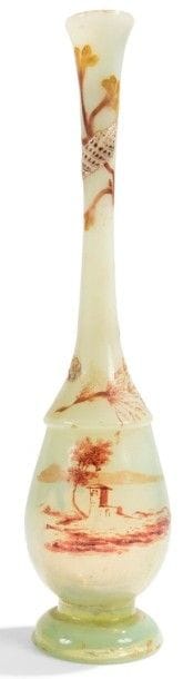 Émile GALLÉ (1846-1904)


Coquillages et paysage côtier
Vase soliflore à panse ovoïde reposant sur piédouche.
Épreuve en verre à l'imitation du jade.
Décor évoquant la sanguine pour le paysage et émaillé polychrome pour les quatre coquillages animant de façon éparse la surface du vase. 
Base et pourtour du col frottés à l'or.
Circa 1895/1900.
Infime égrenure sur le pourtour de la base et usures à la dorure.
Marqué Cristallerie d'Émile GALLÉ ? E. G. à la Croix de Lorraine - Modèle et décor déposés- sous la base.
Hauteur: 23,5 cm
Provenance:
Collection Mme K., Paris 
Bibliographie:
Le génie verrier de l'Europe - Giuseppe Cappa, éditions Mardaga, Bruxelles, 1998. Vase pansu présentant un décor très approchant reproduit page 260. 
Auf den künstlerischen Spuren Émile Gallés: Gläser und ihre Entwürfe ? Catalogue de l'exposition au musée des Arts décoratifs de Cologne en 1982. Vase ovoïde présentant un décor très approchant et provenant de la collection Gertrud & Dr. Karl Funke-Kaiser à Cologne reproduit page 54.
Glas vom Jugendstil bis heute - Sammlung Gertrud & Dr. Karl Funke-Kaiser - Brigitte Hessel et Hans Mayr, éditions der Buchhandlung W. König, Cologne, 1981. Vase ovoïde présentant un décor très approchant reproduit page 210.
