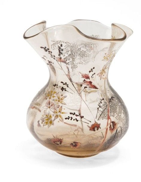Émile GALLÉ (1846-1904)


Fleurs champêtres (graminées, mimosa de Constantinople, etc.)
Vase bursaire à panse renflée et col festonné.
Épreuve en verre fumé au décor tournant, en partie dégagé à l'acide, réalisé aux émaux polychromes et achevé à l'or.
Circa 1895/1900.
Signé E. GALLÉ et marqué Déposé, à l'émail noir sous la base.
Hauteur: 11 cm