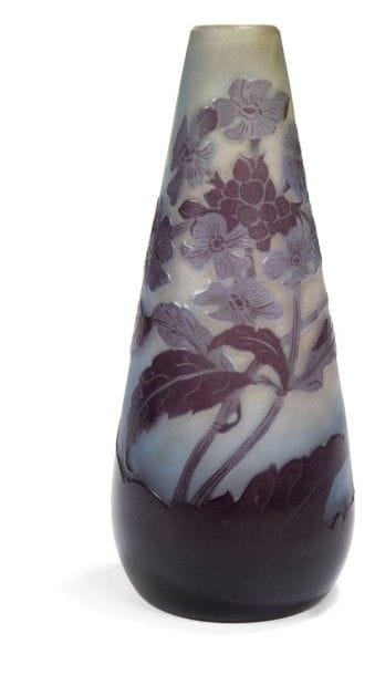 Établissements GALLÉ (1904-1936)


Giroflées
Vase fuselé à col soliflore.
Épreuve en verre multicouche au décor dégagé à l'acide traité bleu-violet sur fond gris-blanc nuancé de bleu.
Signé GALLÉ, en réserve gravé en camée à l'acide.
Hauteur: 14,5 cm