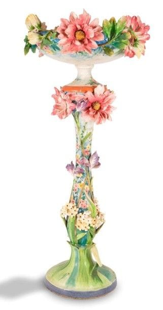 TRAVAIL ART NOUVEAU ? CAPO DI MONTE (attribué à)


Haut complet en barbotine émaillée polychrome. 
La colonne, à décor en très haut relief d'iris, de myosotis blanc et de gerberas roses.
La vasque ornée de gerberas roses traités en très haut relief également. 
Diverses fleurs variées sont peintes en trompe-l'?il sur l'ensemble de la vasque et de la colonne.
Accidents, manques et restaurations. 
Hauteur: 145 cm 
Diamètre de la vasque: 66 cm