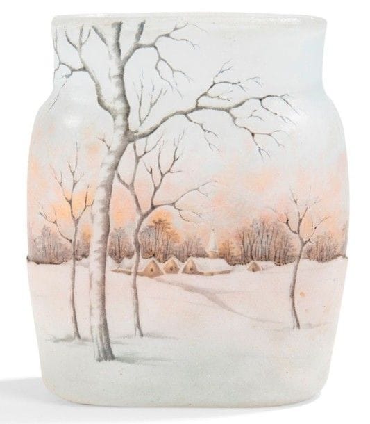 DAUM Nancy


Paysage enneigé au village et aux moulins
Vase de section oblongue à col en réduction.
Épreuve en verre dégagé à l'acide et rehaussé aux émaux polychromes sur fond gris-blanc nuancé de rouille.
Signé DAUM Nancy à la Croix de Lorraine sous la base.
Hauteur: 8,5 cm
Provenance:
Collection Mme K., Paris