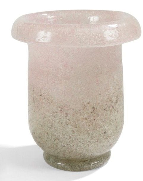 Jean SALA (1895-1976)


Vase légèrement tronconique à col renversé.
Épreuve en verre finement bullé et traité en dégradé du gris au rose pâle, moucheté de brun et de mandarine en partie basse.
Infimes égrenures en pourtour de la base.
Hauteur: 19,5 cm
Provenance:
Collection Mme K., Paris 
Bibliographie:
Le verre - Art & Design - XIX-XXIe siècles, Volume 2 - Yves Delaborde, éditions ACR, Paris, 2011. Deux modèles extrêmement proches reproduits page 273. 
Remerciements:
Nous adressons nos plus vifs remerciements à Mme Hélène Greiner, ayant organisé l'exposition Bienvenu et Jean Sala en 2003 dans sa galerie Martel-Greiner du boulevard Raspail à Paris et possédant de nombreuses archives sur cet artiste verrier, pour les informations précieuses qu'elle nous a livrées au sujet de cette ?uvre.
