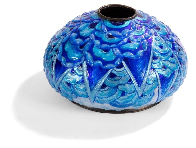 ÉMAUX D'ART Camille FAURÉ (1874-1956) à LIMOGES


Vase toupie, la panse très aplatie recevant un col annulaire.
Épreuve en cuivre à décor tournant, de fleurs très stylisées et de motifs géométriques, réalisé aux émaux bleus et translucides sur fond d'un paillon argent. 
Signé C. FAURÉ Limoges près du col. 
Hauteur: 12,3 cm 
Diamètre: 21 cm
Provenance:
Collection Mme K., Paris