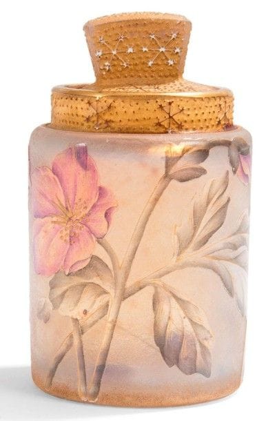 DAUM Nancy


Hellébores
Flacon cylindrique. 
Épreuve en verre au décor tournant dégagé à l'acide et rehaussé aux émaux polychromes sur fond semi-opalescent granité.
Rehauts d'or dans le décor et en pourtour de la base.
Le bouchon (collé) et sa collerette entièrement à l'or.
Signé DAUM Nancy à la Croix de Lorraine, à l'or sous la base.
Hauteur: 8 cm
Provenance:
Collection Mme K., Paris