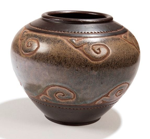 ÉMILE LENOBLE (1875-1940)


Vase toupie à col annulaire.
Épreuve en grès émaillé polychrome.
La partie basse, l'épaulement et le col sont à la couverte brun-noir profond.
La réserve tournante centrale présente un décor profondément incisé d'entrelacs sur fond poil de lièvre.
Signé du cachet-monogramme E. L. et porte le numéro 227 sous la base.
Hauteur: 17,3 cm
Diamètre: 21 cm
Provenance:
Collection Monsieur T., Paris