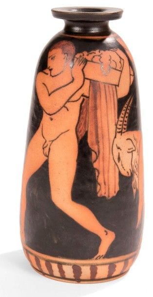 Poterie de CIBOURE - Fondée par Élise et Étienne VILOTTE


Fête Antique de la série dite À la Grecque
Vase obus à col étranglé puis à plateau.
Épreuve en grès au décor tournant et cerné de brun, d'une frise de personnages à l'antique, sur fond noir.
La base est soulignée d'une frise évoquant un dallage.
Années 1930/40.
Marqué du tampon VE CIBOURE sous la base.
Hauteur: 21 cm
Provenance:
Collection Monsieur T., Paris
