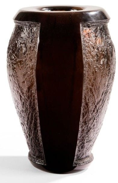 DAUM NANCY FRANCE


Vase ovoïde à large col annulaire. 
Épreuve en épais verre brun sombre au décor, très profondément dégagé à l'acide, de deux importantes réserves en retrait laissées brutes de morsure.
Signé DAUM Nancy France à la Croix de Lorraine, en intaille vers la base.
Hauteur: 19 cm
