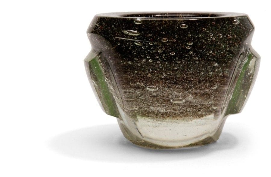 René DÉNIEL (né en 1949)


Coupe.
Épreuve en verre soufflé très épais et finement bullé à décor de salissures internes. 
Signé, situé et daté R. DÉNIEL France (19)84 sous la base. 
Hauteur: 8 cm